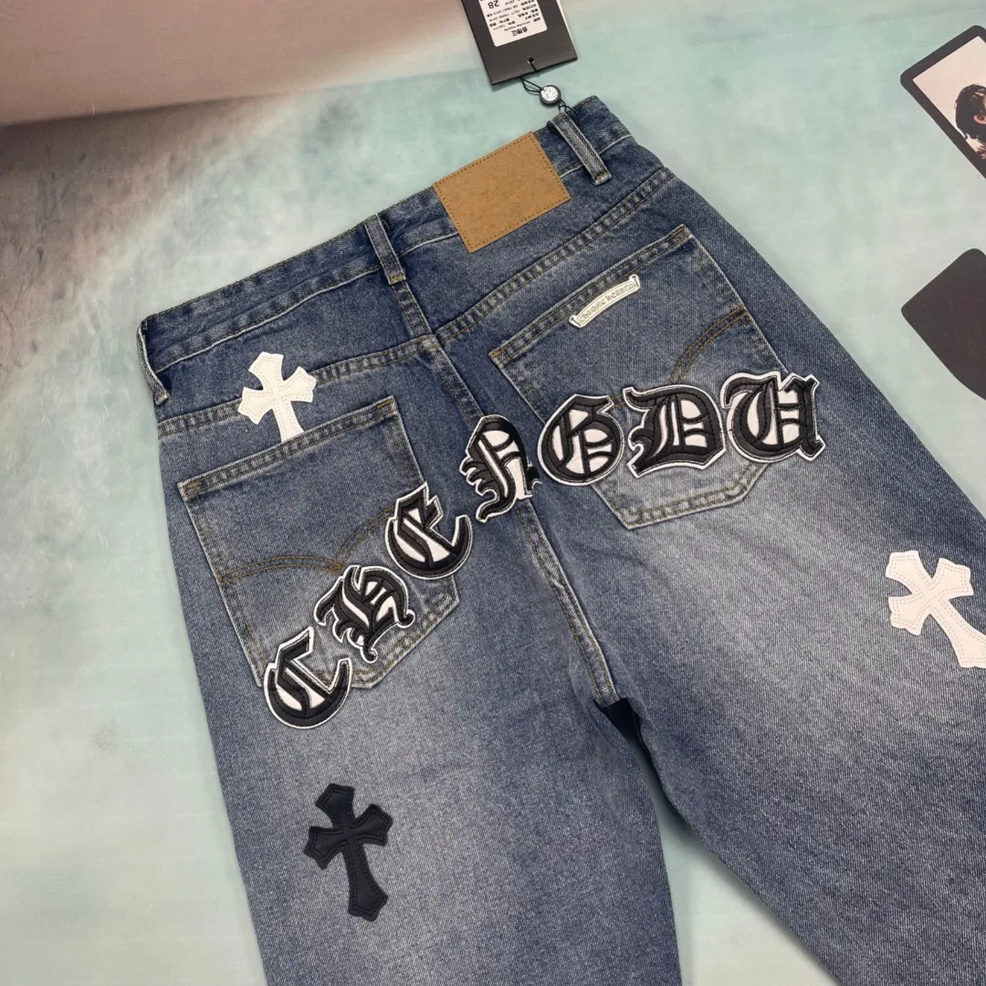 🅿️290 🔘Style number-KL163 🔘Croxin 𝐂𝐡𝐫𝐨𝐦𝐞 𝐇𝐞𝐚𝐫𝐭 city limited Sanskrit cross patch leather jeans* This Croxin city limited series of jeans is a very popular limited edition in the fashion circle! It is made of classic blue denim, which has a great texture, is crisp and soft, and is extremely durable. The colorful crosses and letter patterns on the pants are so eye-catching. The crosses are available in blue and white, and are presented through exquisite craftsmanship. They have a strong three-dimensional effect and the colors are not easy to fade. The letter pattern is exquisite and paired with the cross, it is full of fashion. In terms of production technology, Croxin has always pursued perfection. The wiring is neat, the hardware accessories are customized, and the buttons, zippers, etc. all have Croxin's signature details, giving it a full sense of luxury. The straight version doesn't matter the shape of your legs. It looks good on both thick and thin legs, and it's super versatile. The matching suggestions are as follows: Street fashion style: Wear a loose white hooded sweatshirt on the upper body, a black Crow Heart leather jacket, black high-top Converse or Martin boots, and then put on a Crow Heart silver necklace or ring to look cool and handsome. Casual fashion style: Pair with a solid-color short-sleeved T-shirt, such as black, white and gray, which looks great. Wear white Nike sneakers and carry a heart-shaped crossbody bag. It is comfortable and fashionable for daily outings. Retro personality style: Wear a floral shirt tucked into the waistband, and pair with retro western boots or designer dad shoes to easily create a retro personality atmosphere. These pants are fashionable and versatile. They can also be worn as a couple's style. They are so eye-catching when out on the street! Trend lovers don’t miss it!  Size: S M L XL (28.30.32.34) Color: Blue
